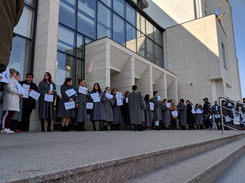 Aproximavtiv 50 de grefieri au protestat în fața Palatului de Justiție din Bistrița! Alți 11 au participat la mitingul din Capitală