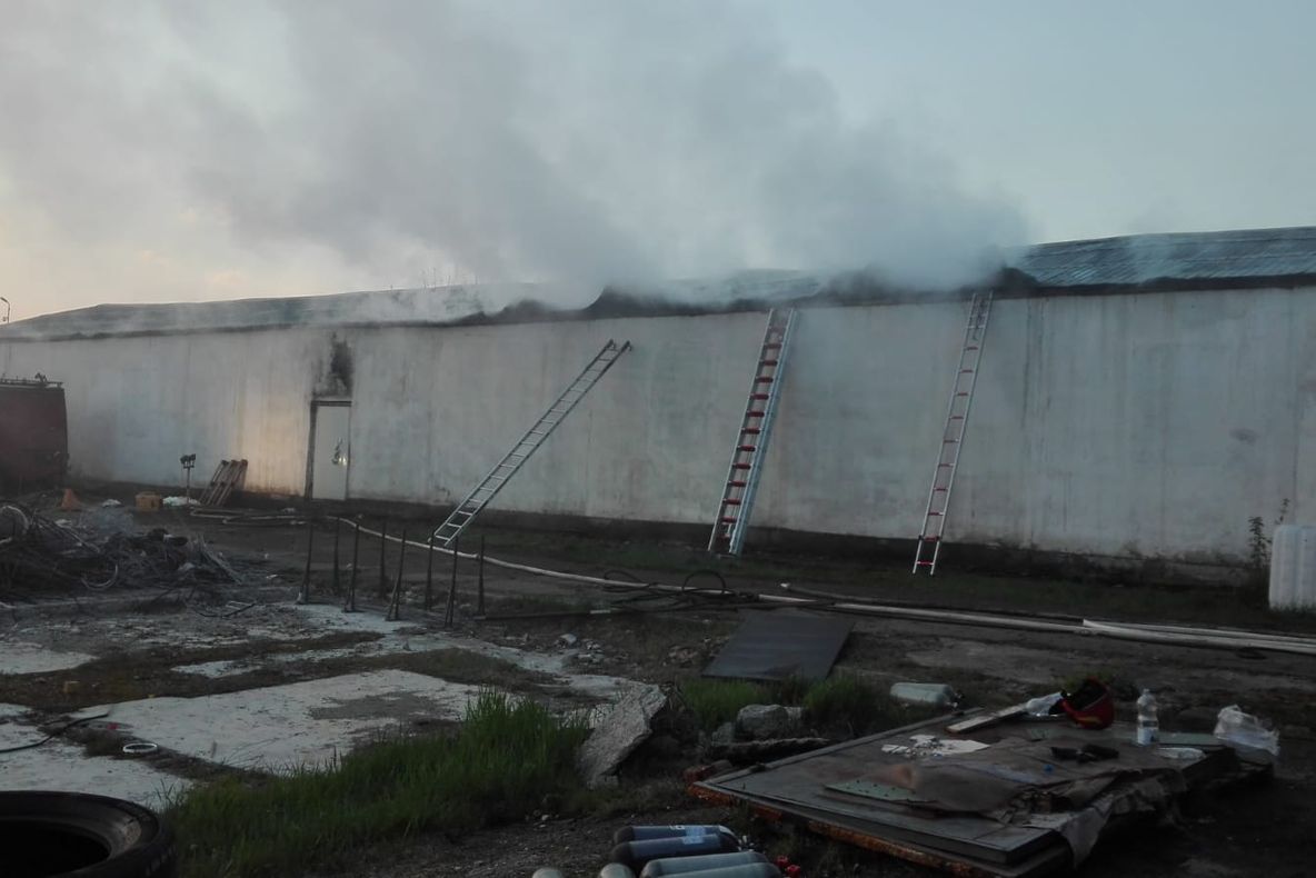 Mai bine de 8 ore au luptat pompierii cu flăcările pentru lichidarea unui incendiu (FOTO)