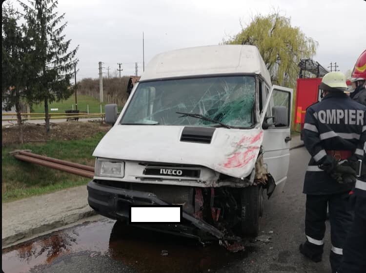Coliziune între un TIR și o autoutilitară, în Bistrița (FOTO)