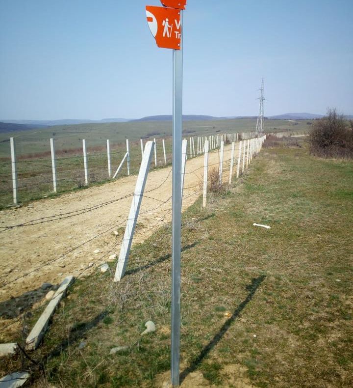Mai bine de jumătate din indicatoarele de semnalizare de pe traseul Via Transilvanica, vandalizate