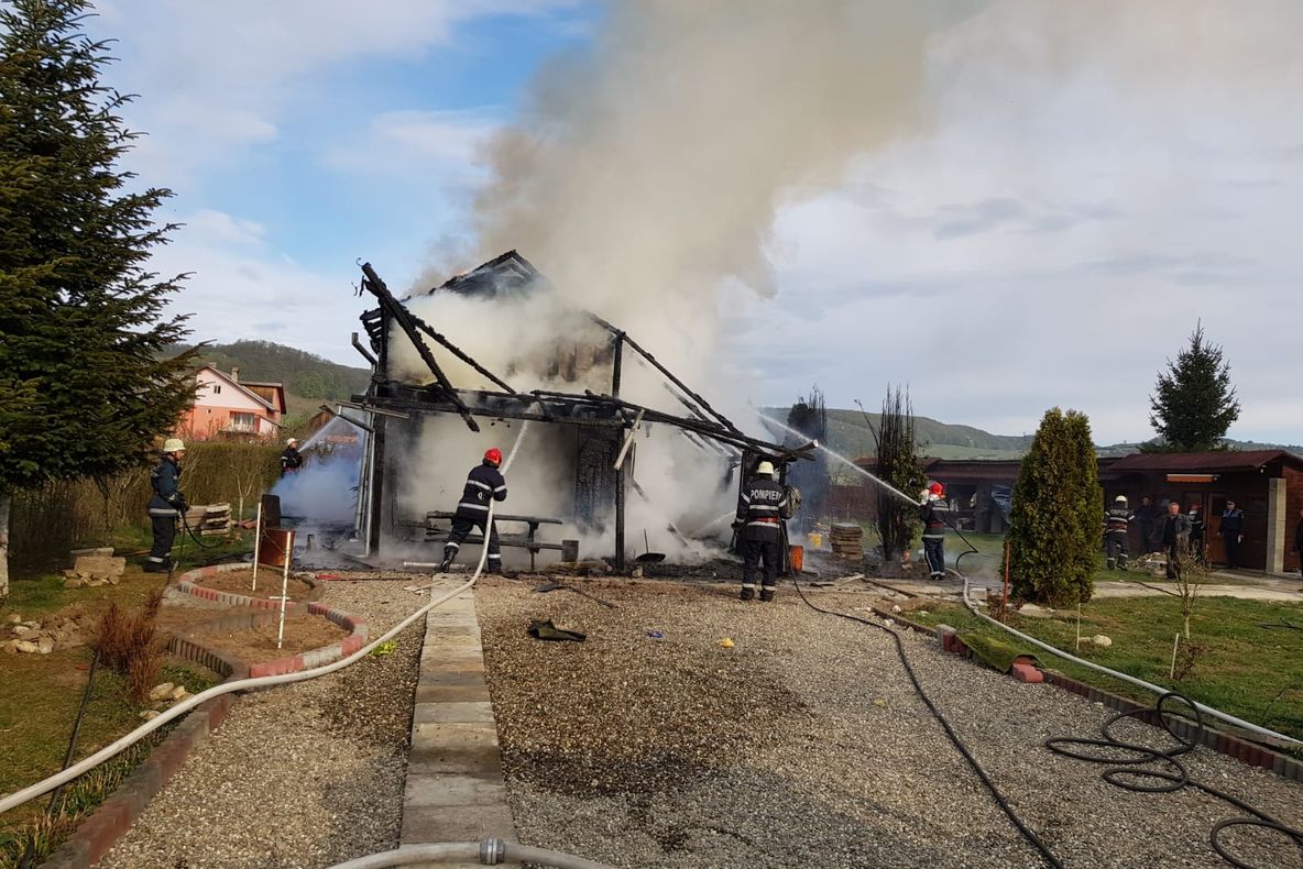 Un bărbat a suferit arsuri grave în urma unui incendiu care a cuprins cabana în care se afla. În spijinul victimei a fost solicitat un elicopter SMURD (FOTO/VIDEO)