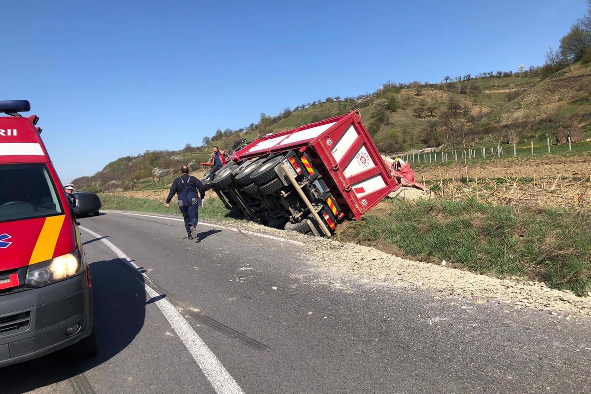 Trei autovehicule, printre care un camion încărcat cu nisip, implicate într-un accident rutier (FOTO)