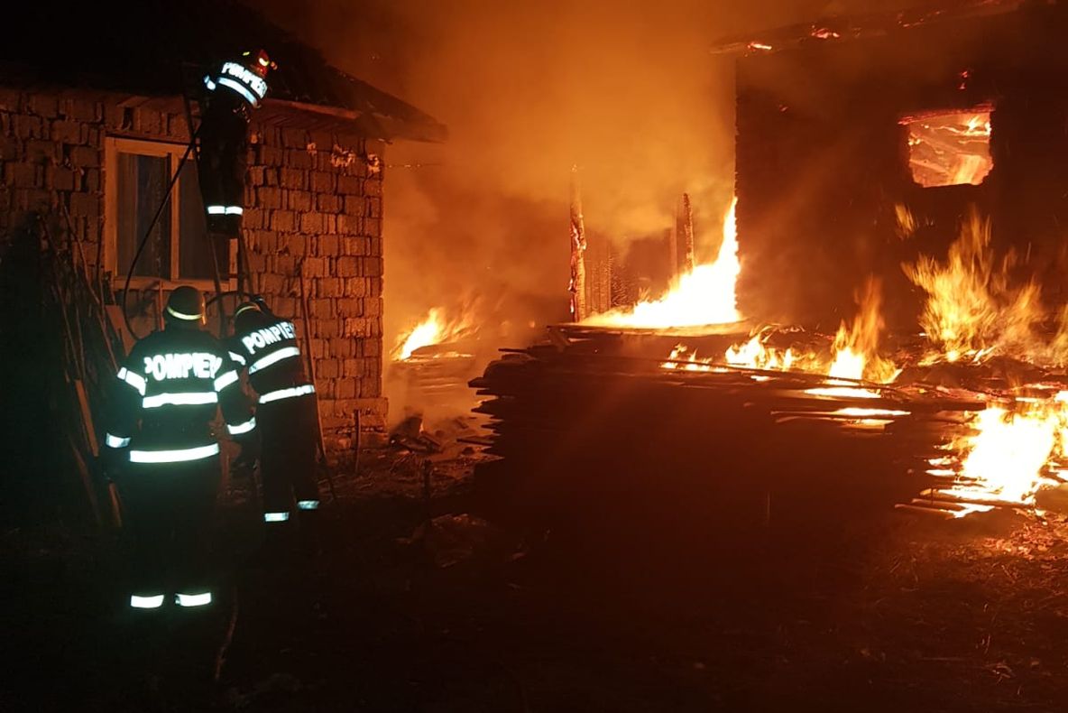 Anexă gospodărească cuprinsă de flăcări. Focul s-a extins și la o casă din apropiere (FOTO)