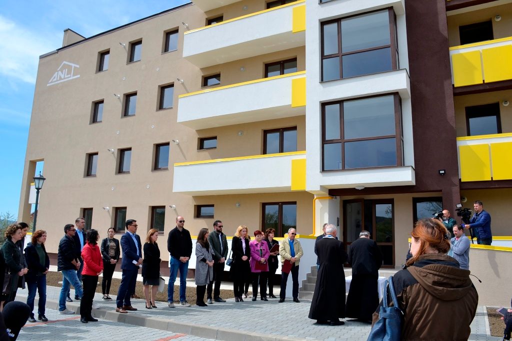 20 de specialiști în sistemul de sănătate din Bistrița se mută în casă nouă. Au primit cheile noilor locuințe ANL (FOTO/VIDEO)