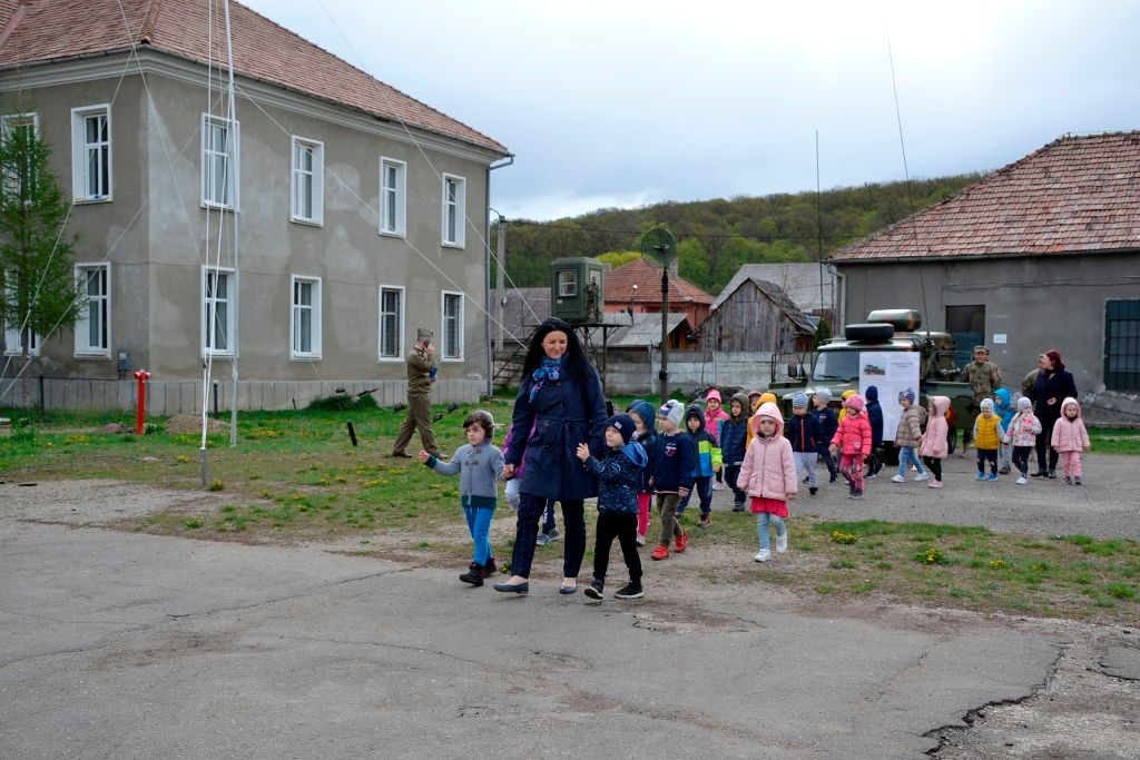Preșcolari și elevi de la școlile din Bistrița, în vizită la Brigada 81 Mecanizată "General Grigore Bălan" (FOTO/VIDEO)