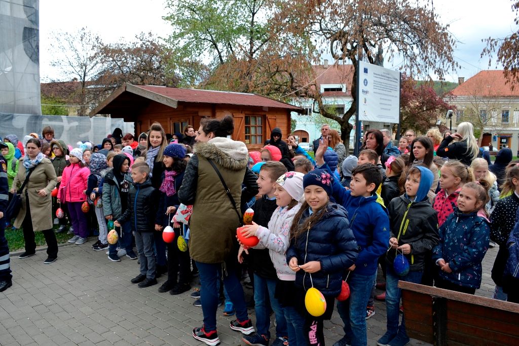 Un copac din Centrul Istoric al municipiului Bistrița a fost împodobit cu ouă, pentru a marca Sărbătorile Pascale (FOTO/VIDEO)