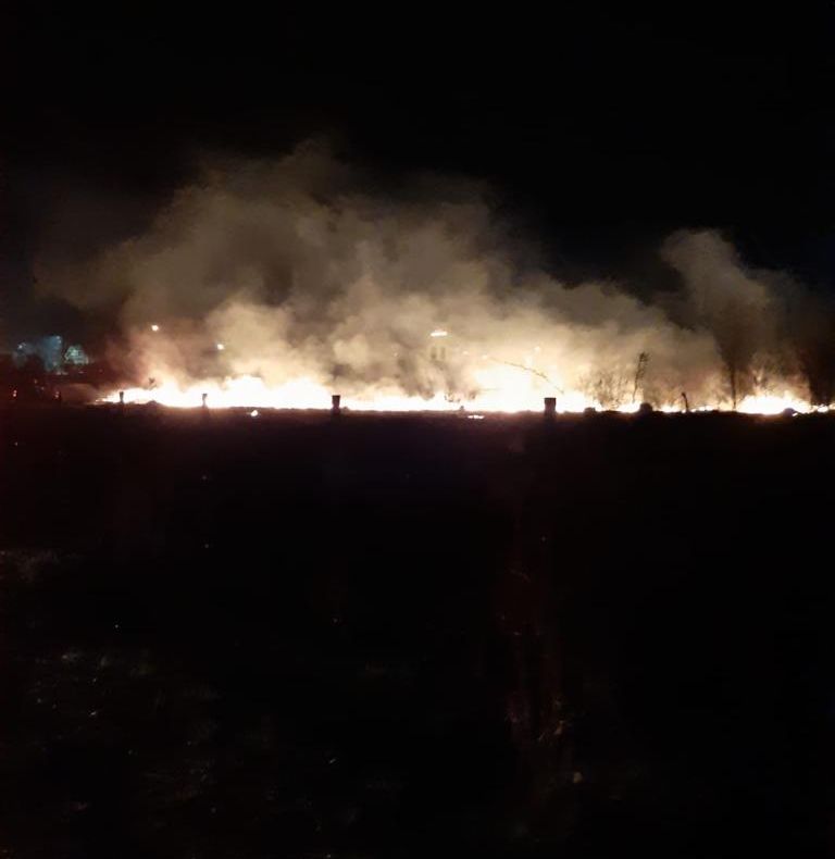 Două incendii de vegetație au izbucnit unul după altul în municipiul Bistrița! Flăcările se întind pe câteva hectare