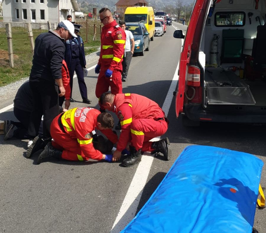 Biciclist de 82 de ani, la spital după ce a fost acroșat de un autoturism! Bătrânul nu s-a asigurat la schimbarea direcției de mers