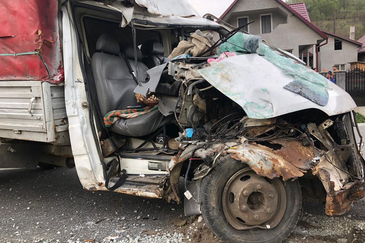 FOTO: Beat la volan, un șofer din Bistrița-Năsăud a intrat cu mașina într-un copac! O femeie a ajuns la spital