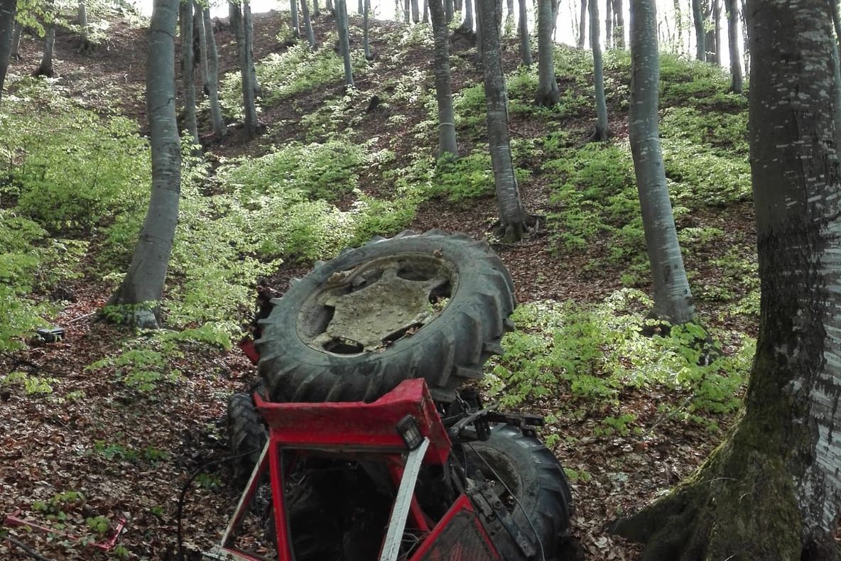 UPDATE: Tractor răsturnat într-o râpă în localitatea bistrițeană Runcu Salvei! Un tânăr a rămas fără un picior