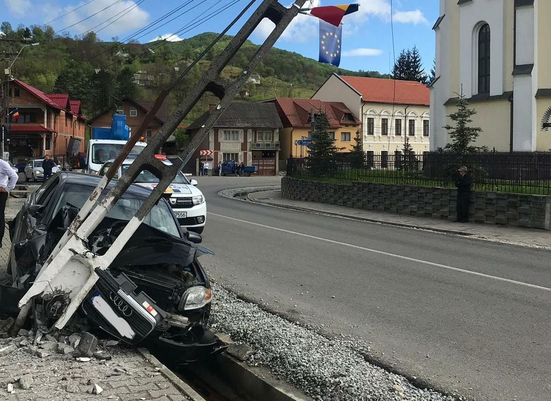 Din cauza neatenției, un tânăr din Bistrița-Năsăud a ajuns cu mașina într-un stâlp de electricitate