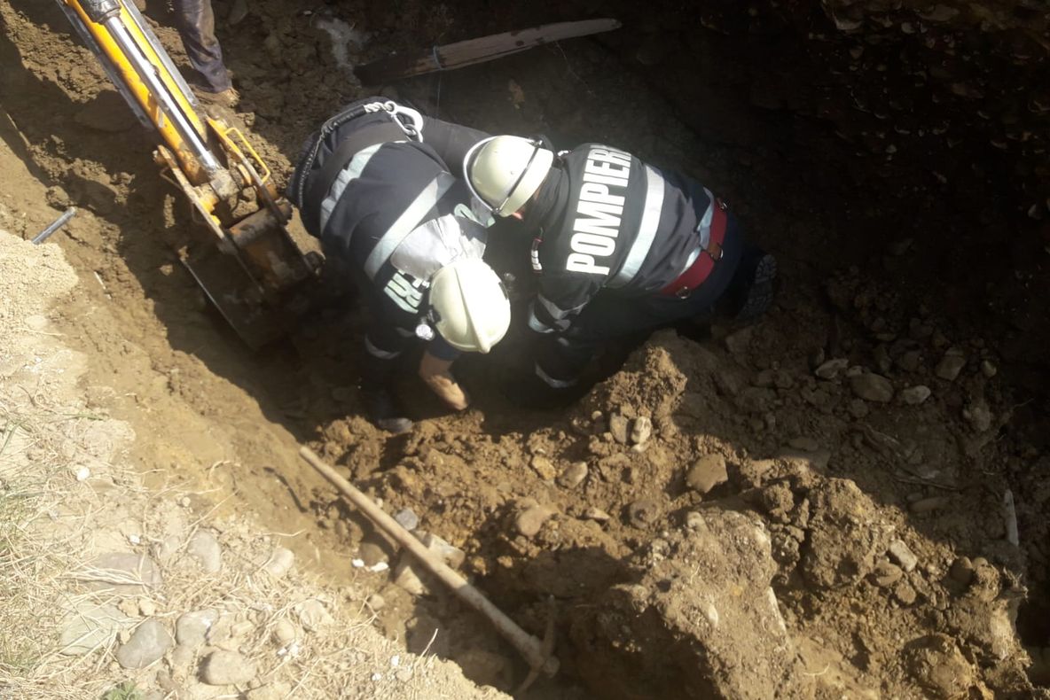 Intervenție contracronometru pentru a salva viața unui bărbat prins sub un mal de pământ (FOTO/VIDEO)