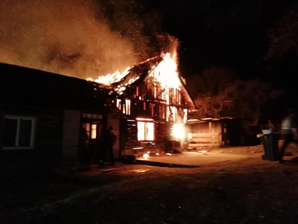 Anexe gospodărești distruse de un puternic incendiu. Pompierii au reușit să salveze casa (FOTO/VIDEO)