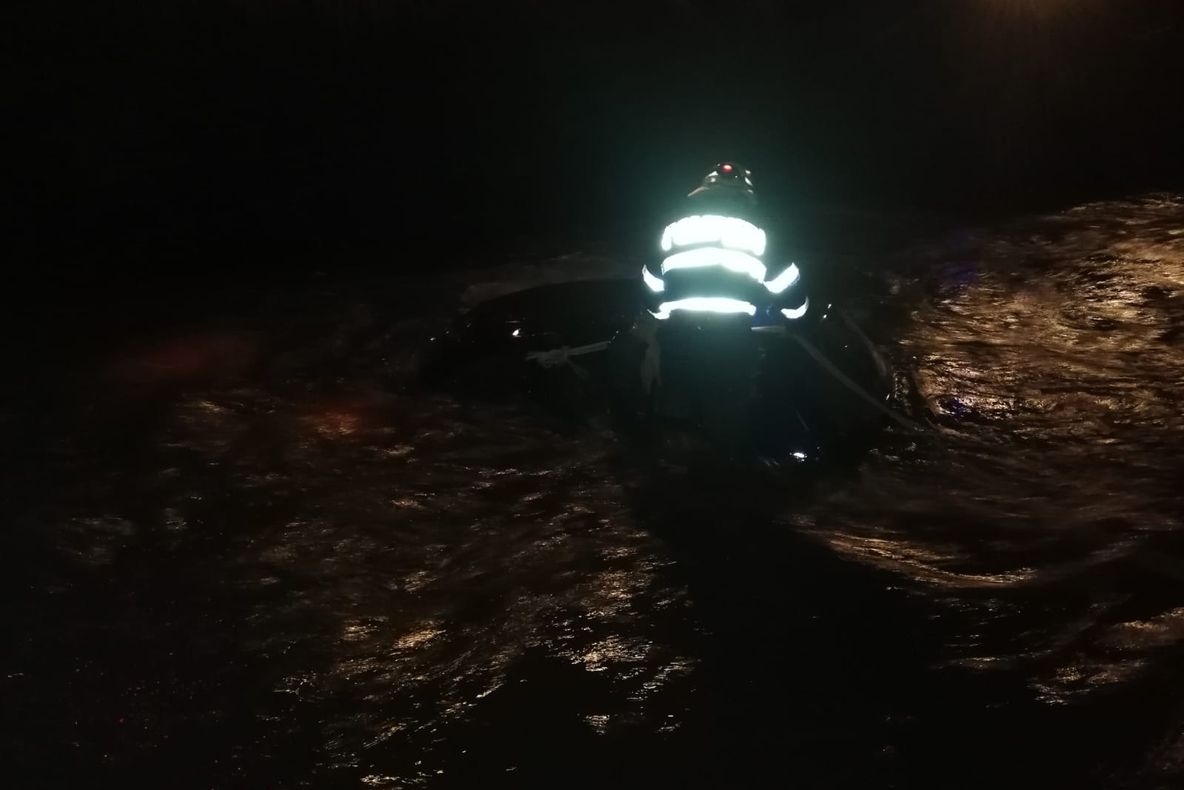 A plonjat cu mașina în apă (FOTO)