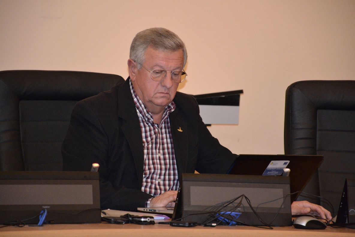 După trei ani de promisiuni, primarul Bistriței, Ovidiu Crețu, vine cu hârtii pentru construirea unui pod pentru locuitorii cartierului Ghinda