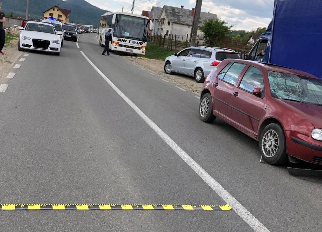 Pieton accidentat în timp ce încerca să traverseze neregulamentar strada (FOTO)