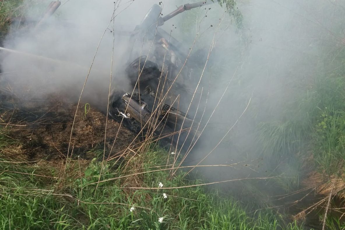 O mașină a luat foc după ce s-a răsturnat într-un șanț. Cinci persoane, printre care și un copil, transportate la spital (FOTO/VIDEO)