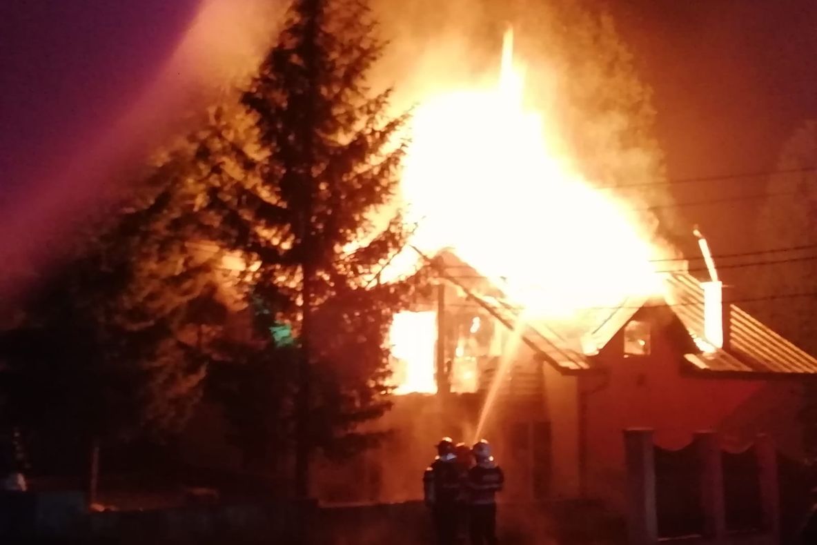 Fost motel din localitatea bistrițeană Crainimăt, cuprins de flăcări (FOTO/VIDEO)
