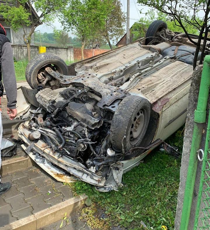 A scăpat ca prin urechile acului după ce mașina în care se afla s-a răsturnat (FOTO)