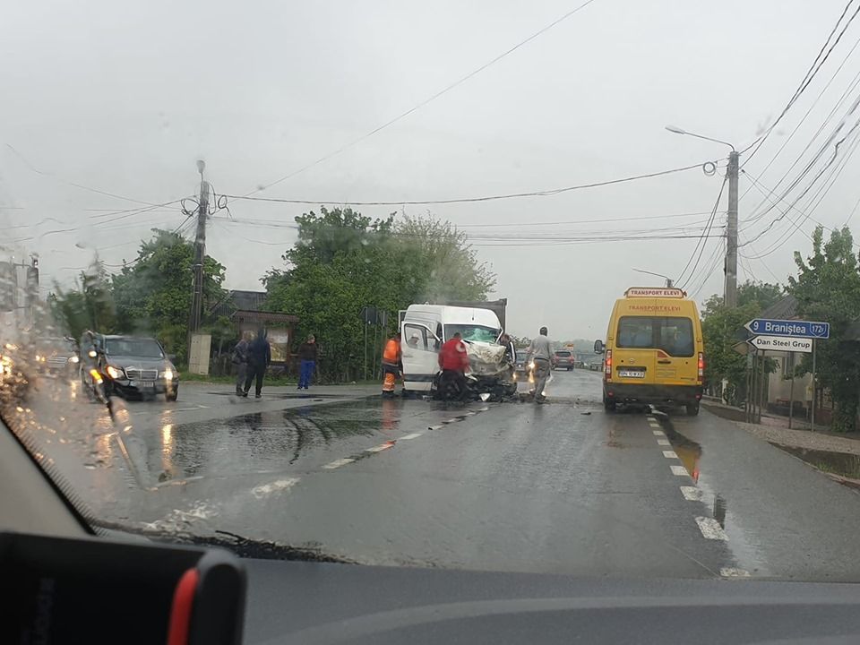 Grav accident rutier pe DN 17, în Bistrița-Năsăud. Un microbuz de transport marfă și un autocamion au intrat în coliziune (FOTO/VIDEO)