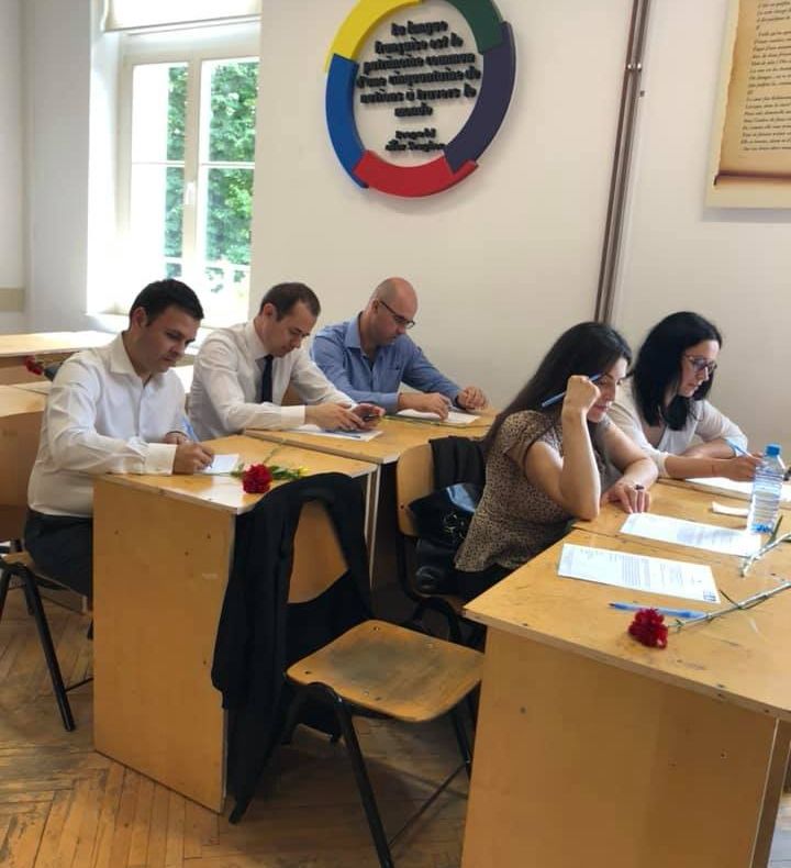 Vicepremierul României, Daniel Suciu, din nou la școală. Au trecut 20 de ani de când a absolvit liceul (FOTO)