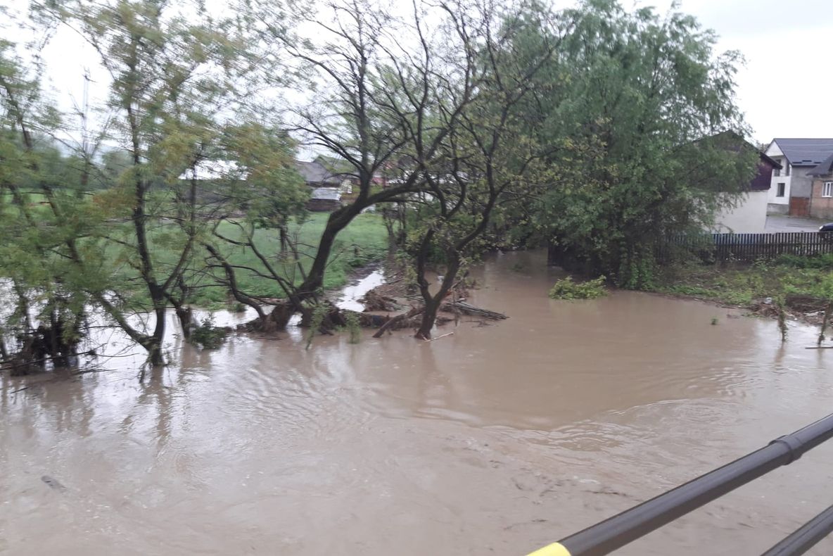 Echipajele de intervenție din Bistrița-Năsăud sunt în alertă din cauza ploilor din ultimele ore (FOTO/VIDEO)