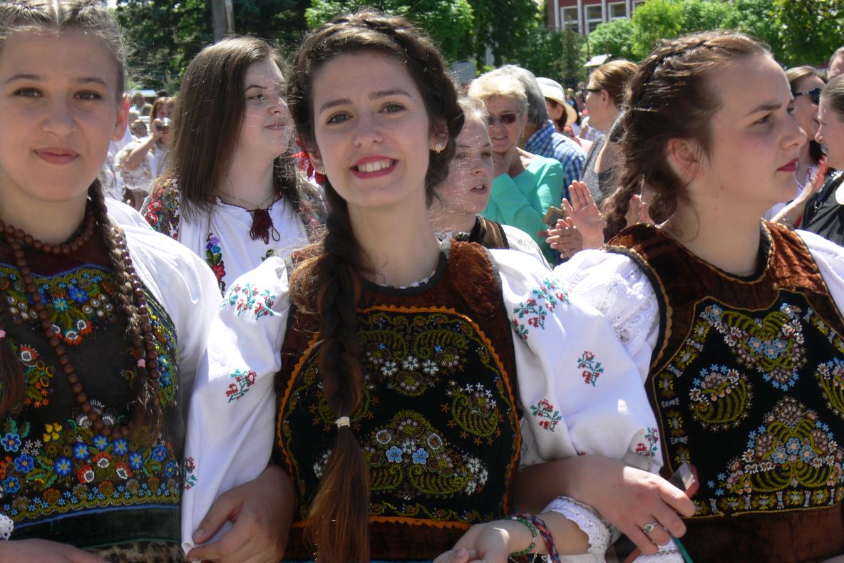 Straiul popular, purtat cu mândrie! Elevii Năsăudului au sărbătorit din nou Maialul