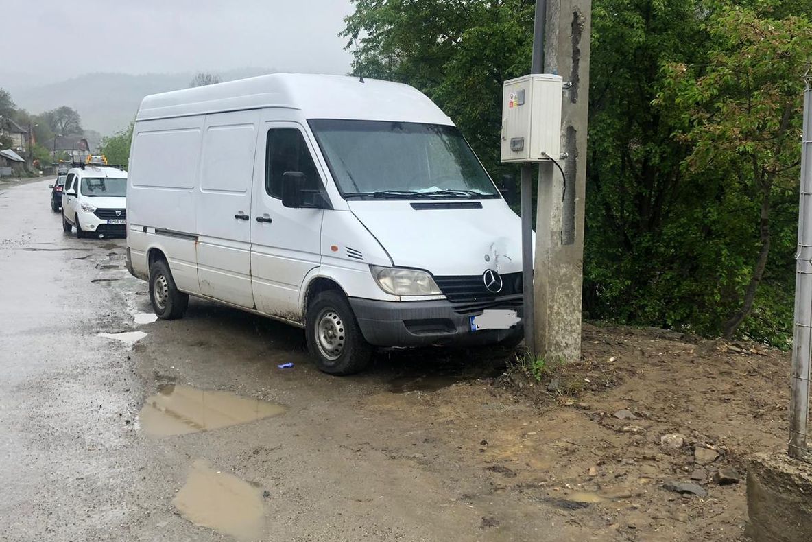 Microbuz, intrat într-un stâlp în localitatea bistrițeană Ilva Mică