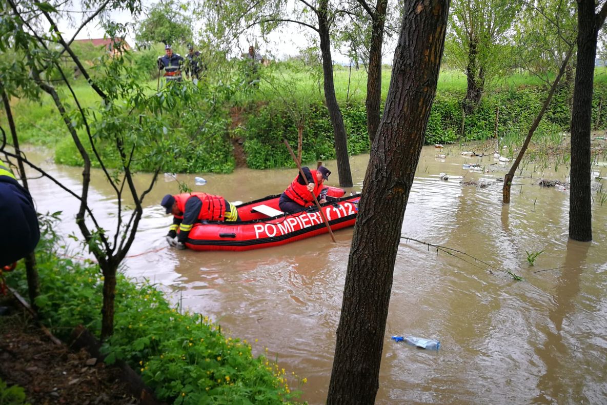 Update: Copil de 4 ani, căzut într-un pârâu, în apropiere de râul Bistrița, în comuna Livezile! Este căutat de pompieri și voluntari
