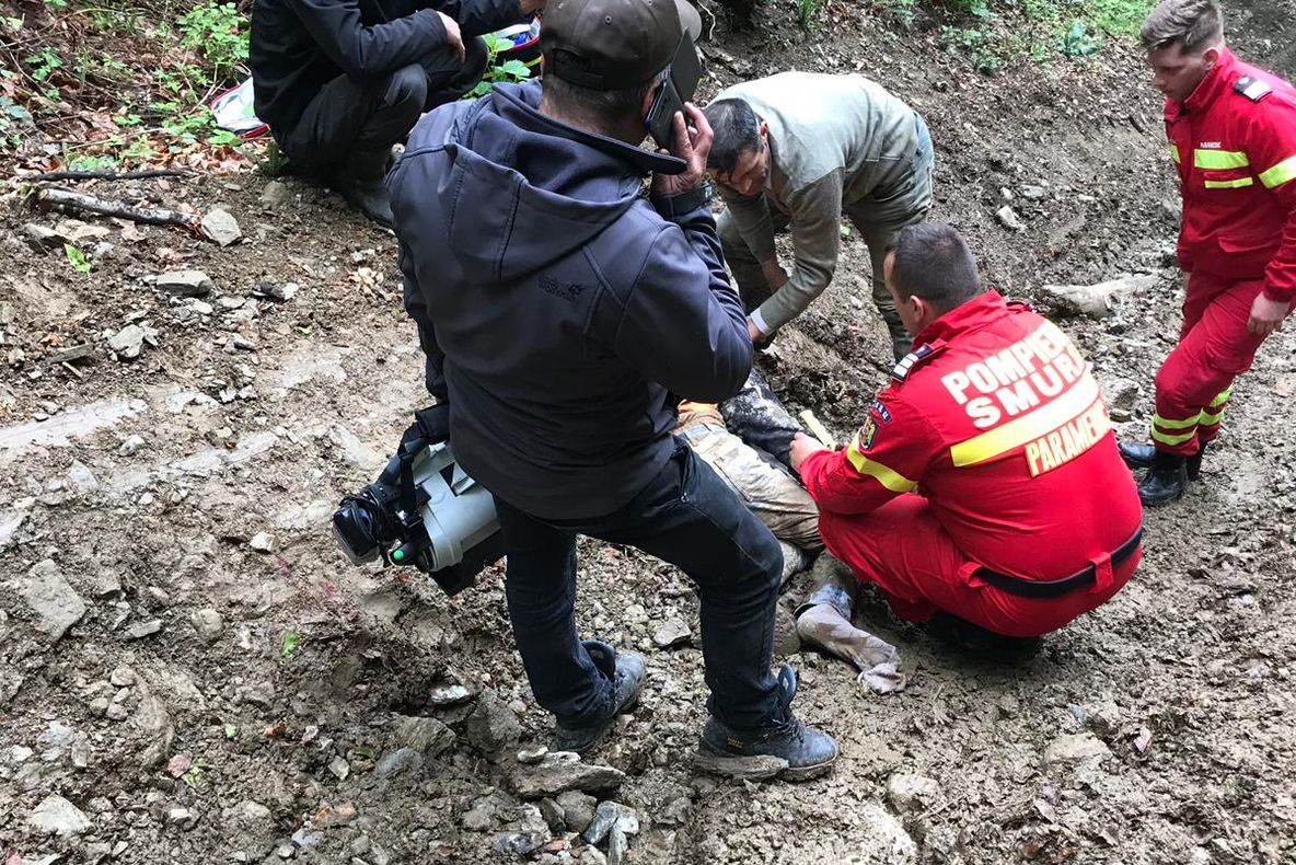 UPDATE: (FOTO) Bărbat din Bistrița-Năsăud, lovit de un lemn în pădure