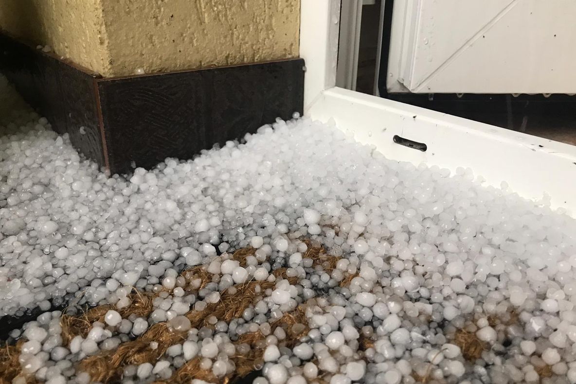 (UPDATE) FOTO/VIDEO: Bistrița-Năsăud, afectat de ploi puternice și grindină! Curți inundate și drumuri blocate de aluviuni