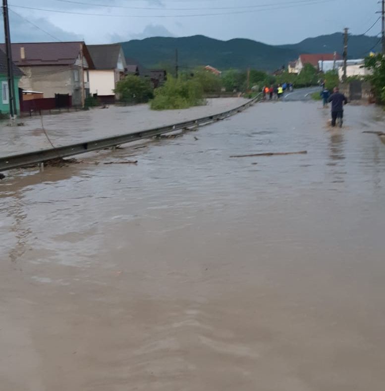 Circa 40 de persoane din Bistrița-Năsăud au fost evacuate după ce peste 350 de gospodării au fost afectate de inundații