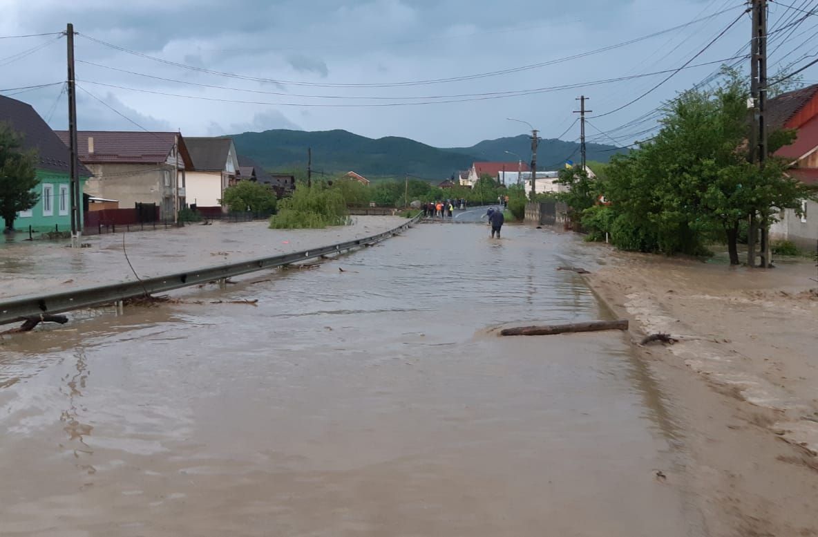 Dezastru după ploile torențiale din Bistrița-Năsăud! Care sunt motivele pentru care sute de case și mii de hecatre de teren au fost inundate