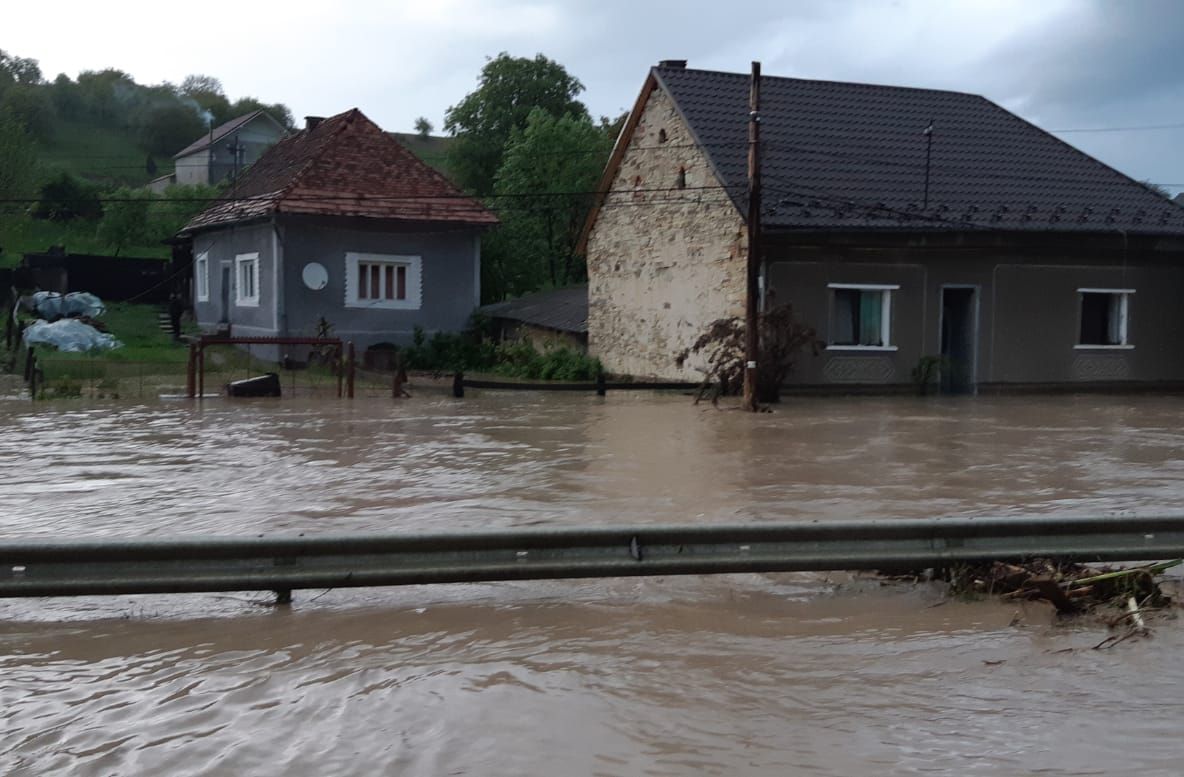 Drumuri, zeci de gospodării și instituții publice din Bistrița-Năsăud, inundate după ploile torențiale! Pericolul nu a trecut