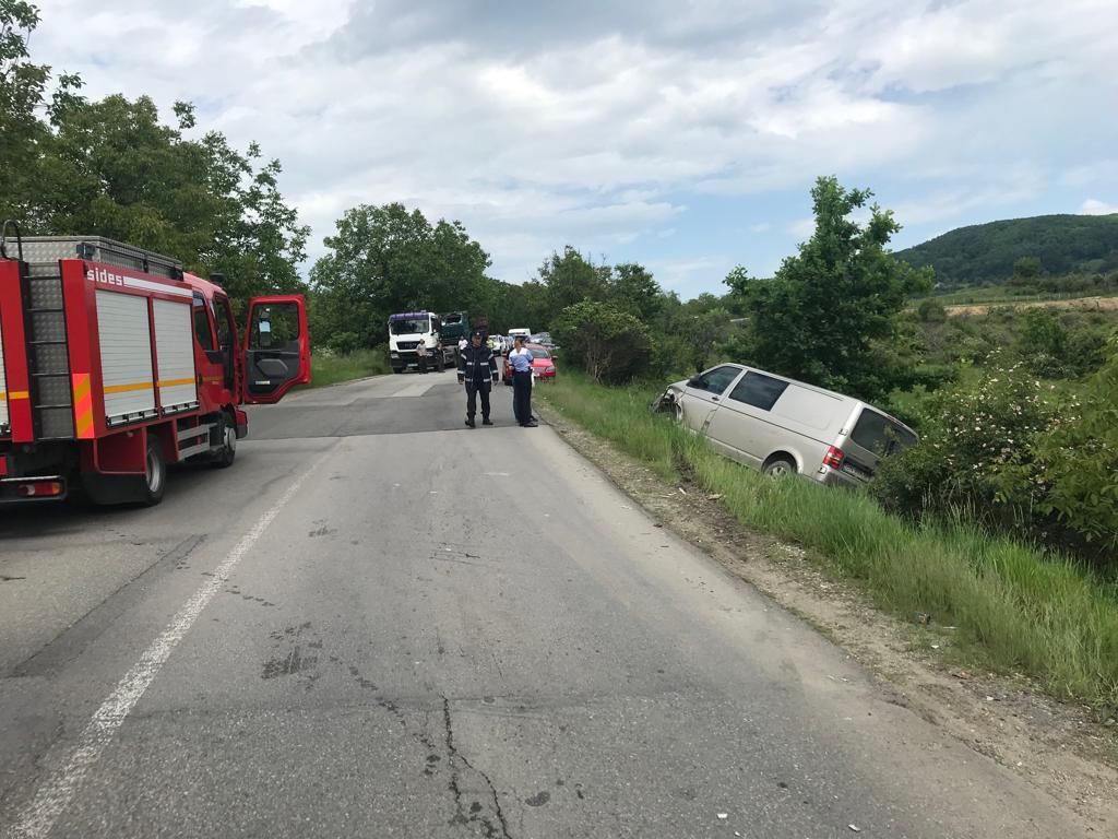 FOTO: Accident rutier pe DN 17 C, în Bistrița-Năsăud, cu trei autovehicule! O persoană a ajuns la spital