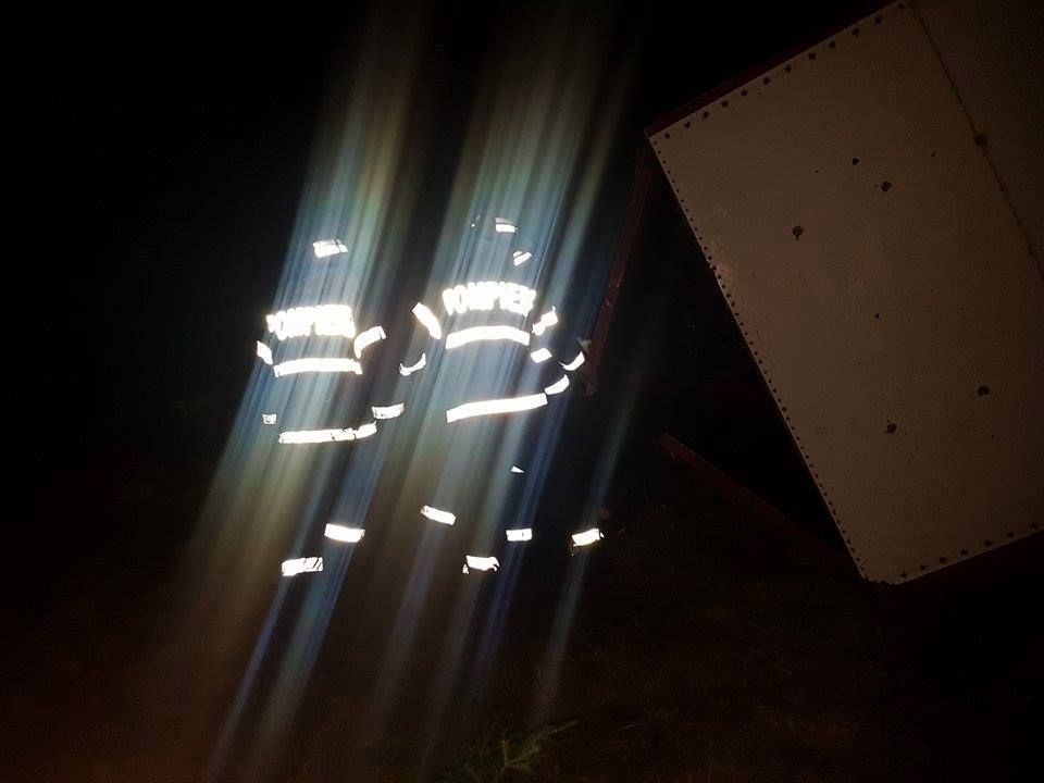 Trafic îngreunat pe DN 15A după ce un autotren s-a răsturnat