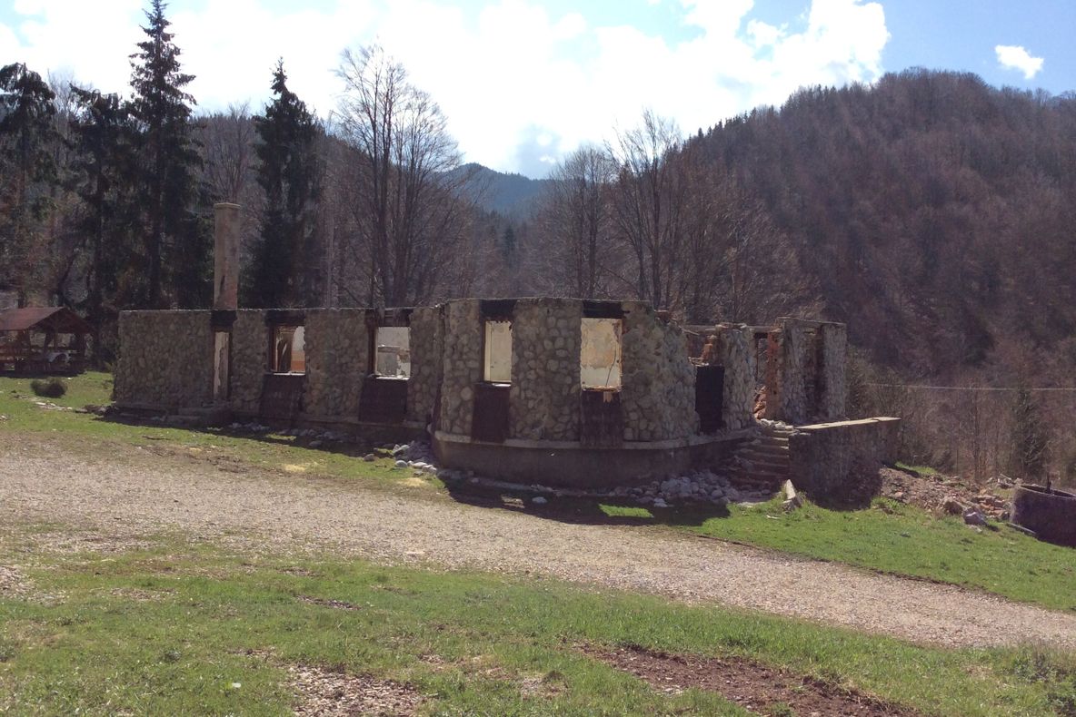 O cabană a Direcției Silvice Bistrița, distrusă în urma unui incendiu, va fi reabilitată și redată circuitului turistic