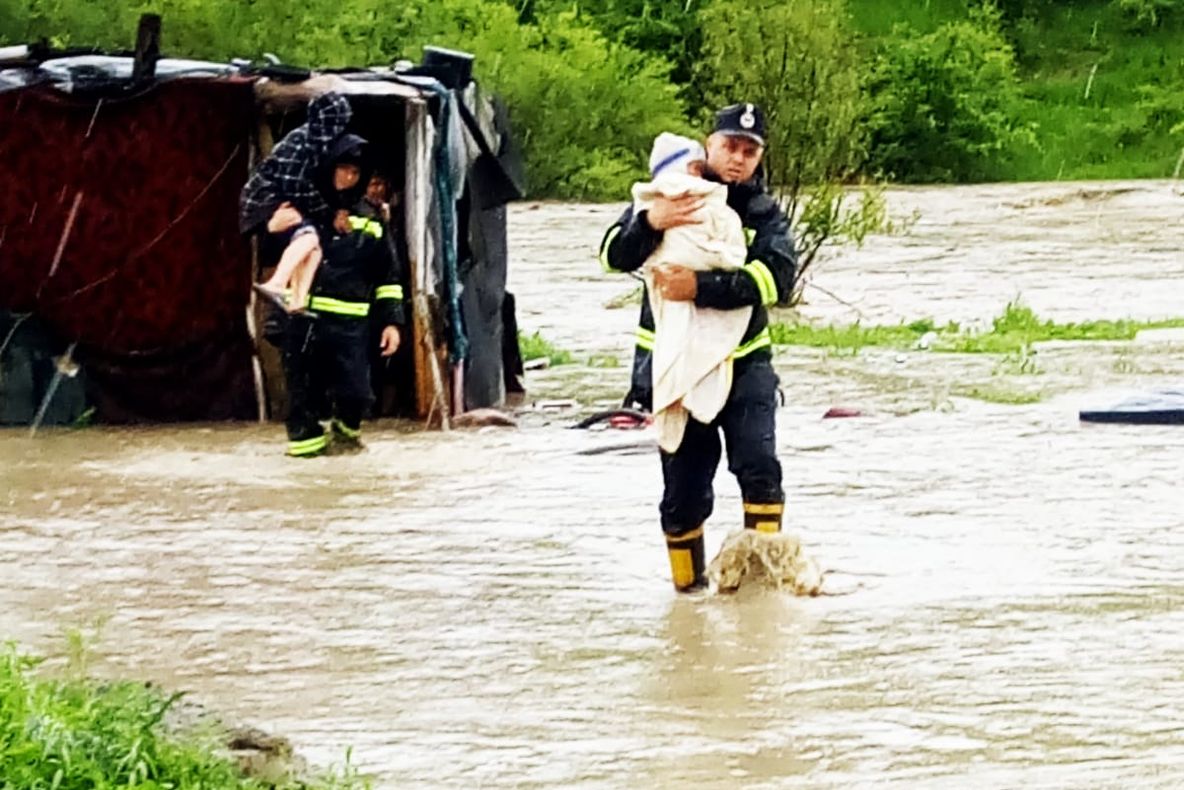 Zeci de bistrițeni, evacuați din calea apelor (FOTO)