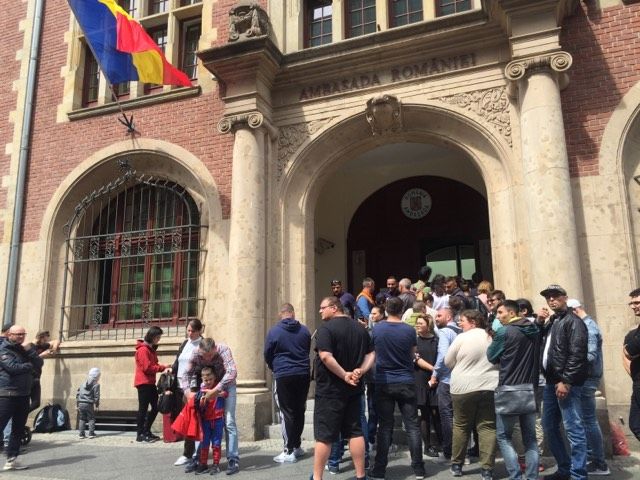 Cozi uriașe în Diaspora! Românii sunt cu gândul acasă (FOTO/VIDEO)