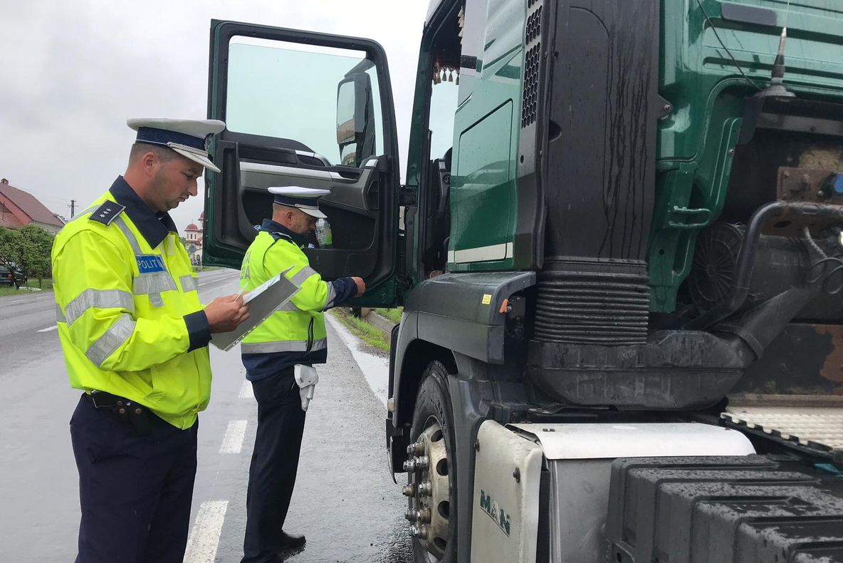 Șofer de TIR din Suceava, prins de polițiștii bistrițeni în timp ce conducea folosind magnetul