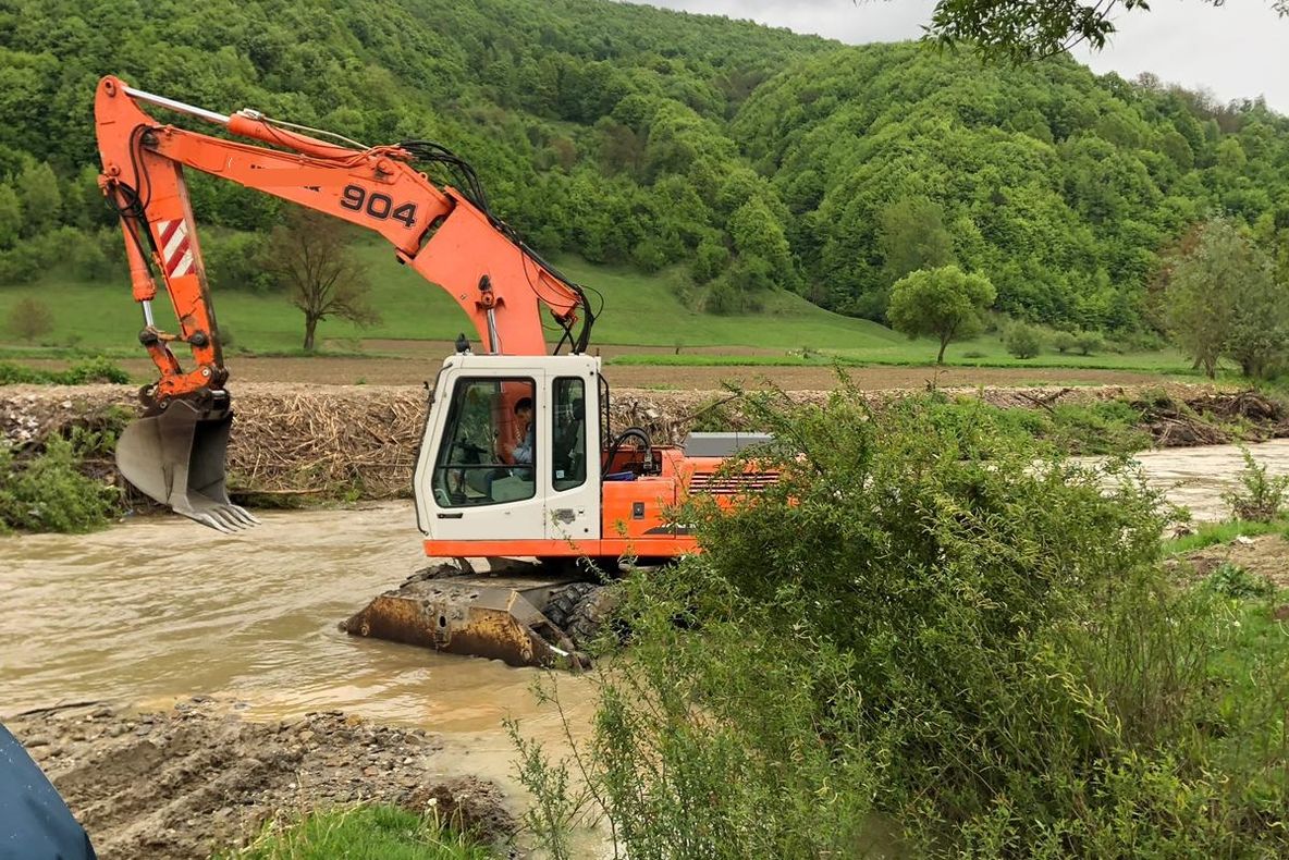 Firmă din Bistrița-Năsăud, anchetată de polițiști! Și-a trimis angajații să exploateze ilegal agregate minerale din albia unui râu