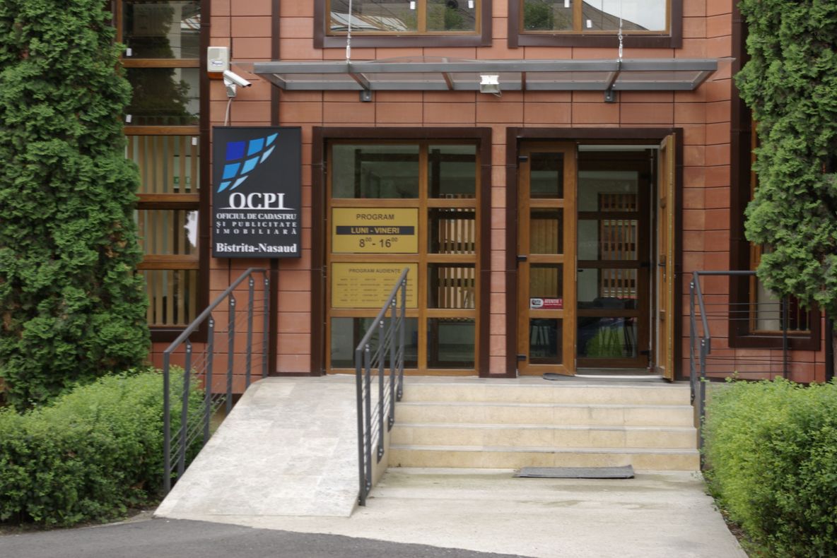 Percheziții la OCPI BN! Trei persoane puse sub control judiciar