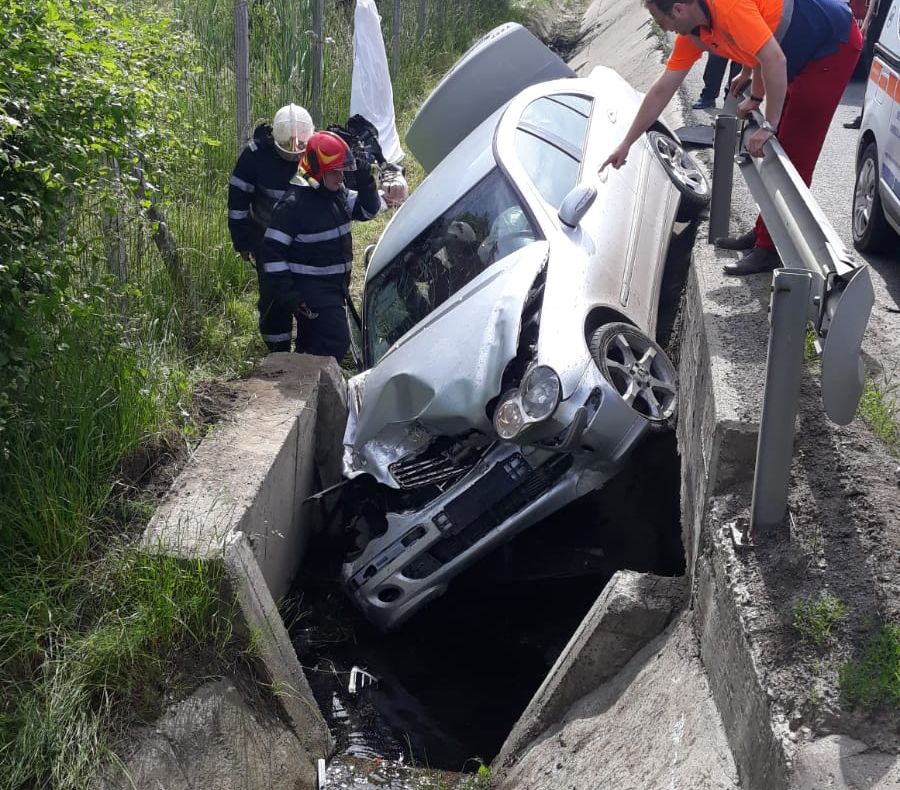 O persoană a fost rănită după ce șoferul unui autoturism a pierdut controlul volanului și a intrat într-un cap de pod (FOTO)