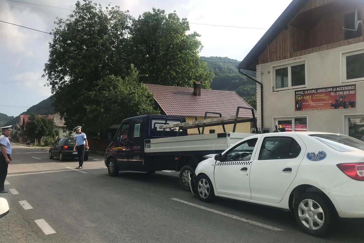 Două persoane au fost rănite în urma unui accident rutier produs pe DN 17C