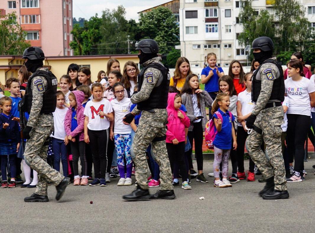 Campania ”MAI aproape pentru siguranța cetățeanului” i-a adus pe angajații MAI printre elevii Colegiului Național Liviu Rebreanu din Bistrița (FOTO/VIDEO)