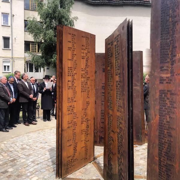 Monument dezvelit la Bistrița în memoria evreilor deportați în lagărele de concentrare (FOTO)
