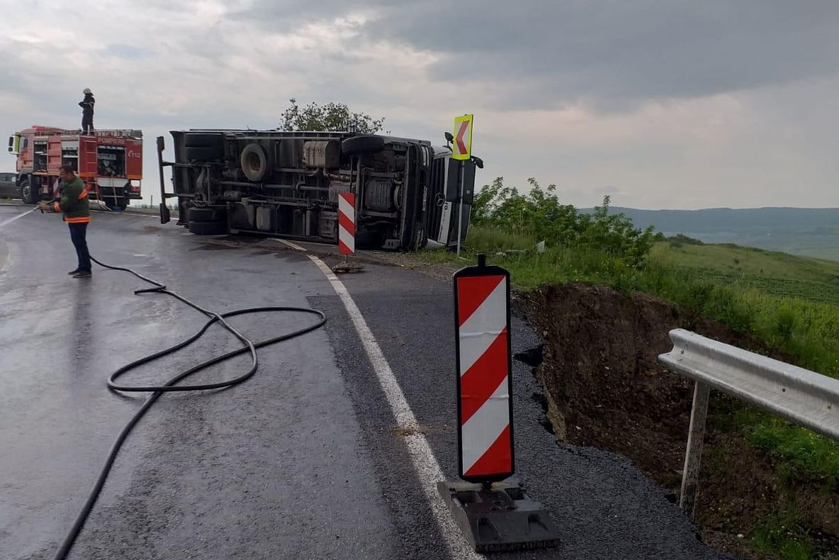 Accident pe DN 15A, un camion s-a răsturnat în afara părții carosabile (FOTO)