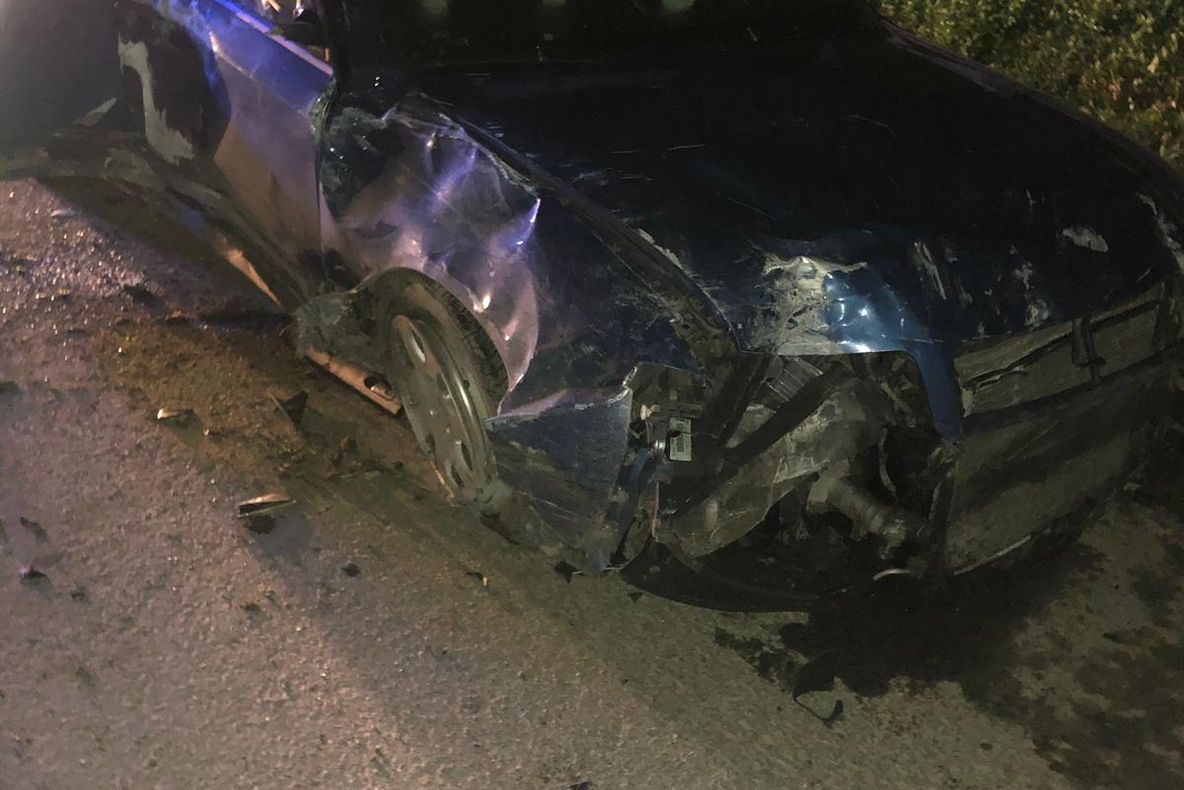 Accident produs de un șofer aflat sub influența băuturilor alcoolice. Două persoane au fost rănite (FOTO)