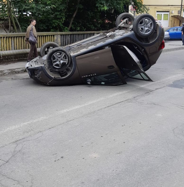 Cu roțile-n sus din cauza neatenției! (FOTO)