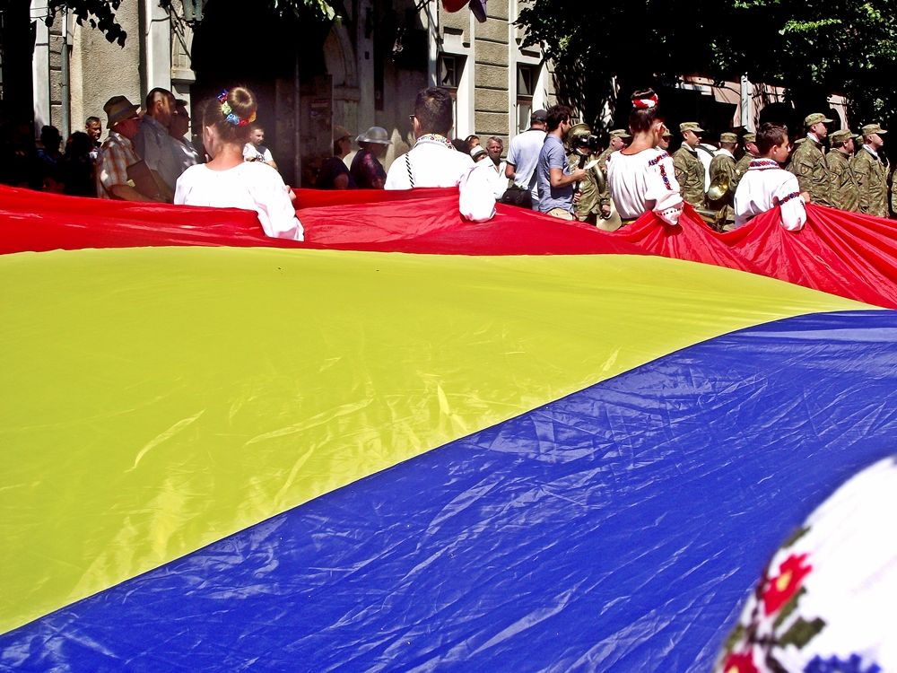 FOTO: Ziua Drapelului Național, celebrată la Bistrița! 24 de drapele istorice, purtate de 48 de tineri